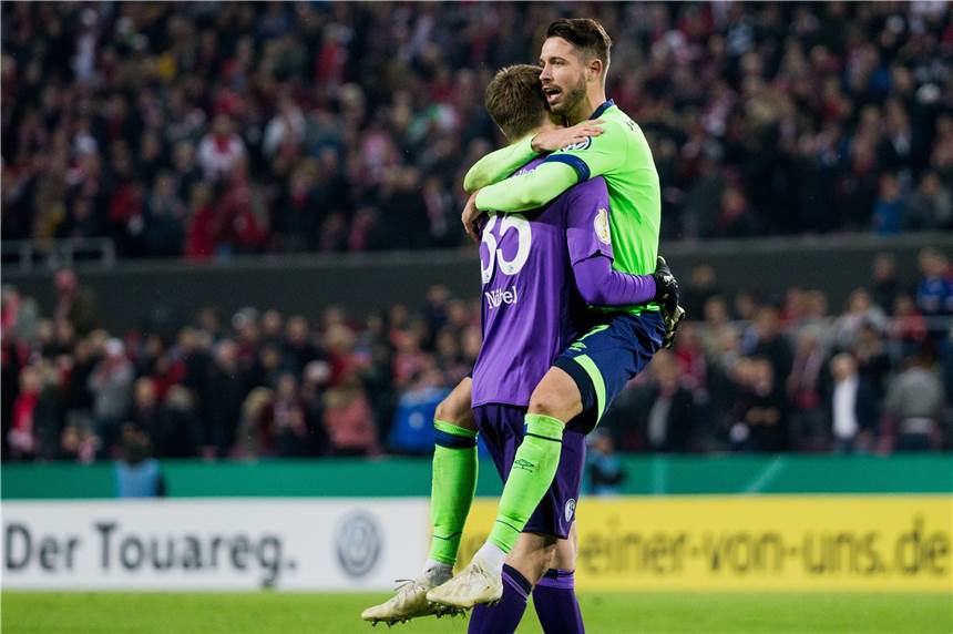 Domenico Tedesco hat im Tor bald ein Luxusproblem Völlig losgelöst: Torwart Alexander Nübel und Stürmer Mark Uth feiern den Sieg im Elfmeterschießen.
