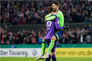 Völlig losgelöst: Torwart Alexander Nübel und Stürmer Mark Uth feiern den Sieg im Elfmeterschießen.