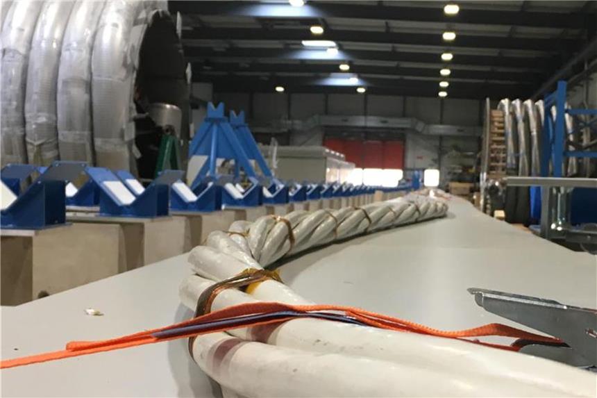 Neue Jagd auf Urknall-Geheimnisse Völlig neu entwickelte Kabel liegen in einer Werkstatt der Europäischen Organisation für Kernforschung (Cern). Foto: Christiane Oelrich