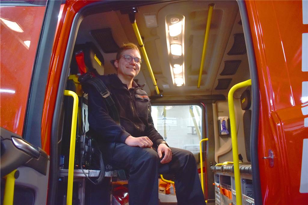 Drei neue Fahrzeuge für Feuerwehr in Ahaus, Wüllen und die Jugend Völlig neuer Innenraum: Schon während der Fahrt können Feuerwehrleute in den neuen Fahrzeugen die Atemschutzgeräte anlegen. Das ging in den Vorgängermodellen nicht. Auch Sicherheitsgurte sind jetzt auf allen Plätzen Standard.