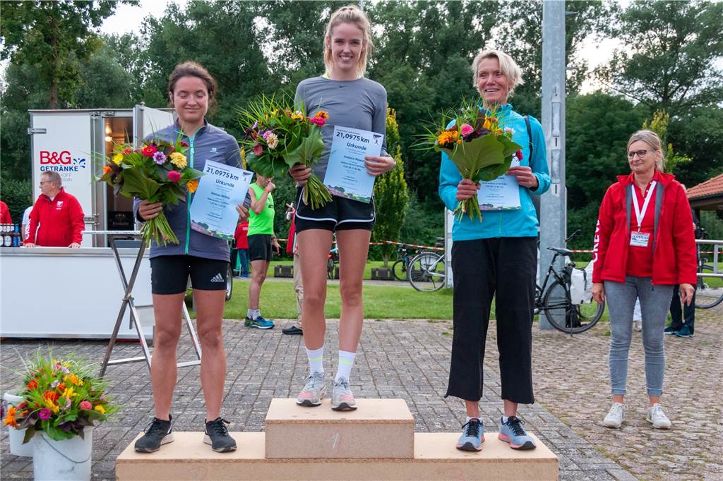 Mit Bildergalerie: Halbmarathon beim FC Nordkirchen sorgt für viele strahlende Gesichter Völlig überraschend siegte Antonia Rewer (m.) bei den Frauen vor Denise Hellweg (l.) und Stefanie Branz (r.).