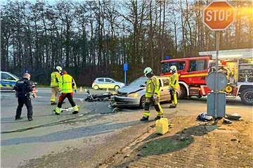 Völlig zerstört ist das Motorrad, das an der Einmündung Franzstraße mit einem Kombi zusammenstieß.