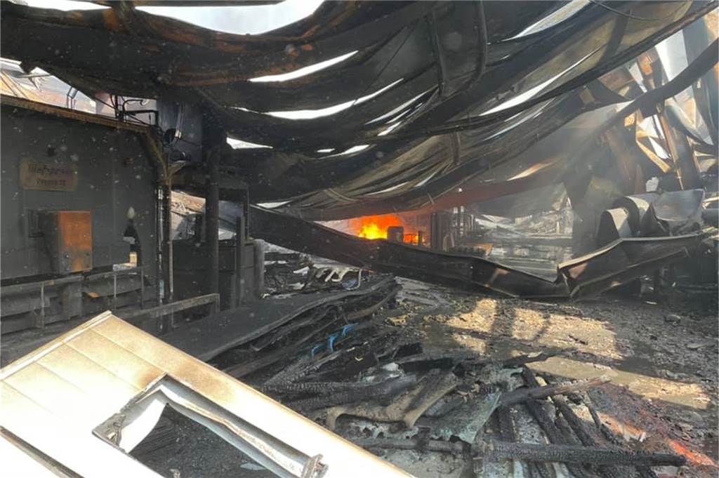 Raesfelder Feuerwehrleute bekämpften Großbrand in Vreden Völlig zerstört wurde diese Halle.