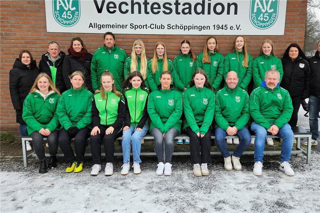 ASC Schöppingens Frauenabteilung auf dem Vormarsch v.o.l Melina Ribbers (Damen), Matthias Rose (Damen), Isabel Zurstegge (Koordinatorin Mädchenfussball), Andre Voss (U17), Emily Hüntemann, Theresa Stübbe-Hüsing, Sophie Bialowons, Leni Lesting (U9), Lisa Lesting, Jana Rölver (U11), Christina Haverkock (Damen/U9), Tobias Haverkock (U17/U11), u.v.l. Leonie Beuker (Koordinatorin Mädchenfussball), Anika Südmersen (U7), Lara Denno (U15), Sophie Blick, Svenja Peuler (U7), Carla Rölver (U9), Frank Stegemann, Andreas van der Velde (U13). Es fehlen: Rapha