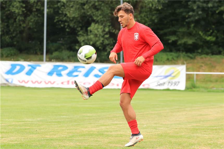 Darum verpasst Volkan Ekici wohl den Saisonstart beim Lüner SV Volkan Ekici beim Aufwärmen vor dem Spiel gegen Brünninghausen: Kurz danach machte seine Wade zu.