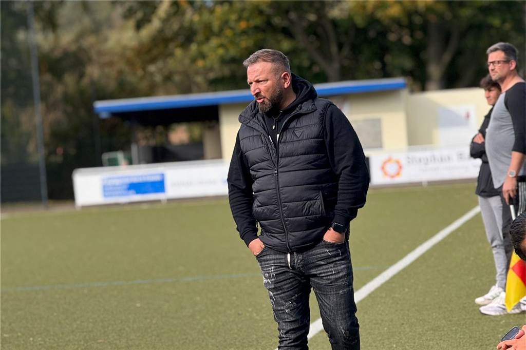 Eving Selimiye Spor II will Ex-Profi verpflichten: Volkan Yurdakul, Trainer von Eving Selimiye Spor II, schaut auf das Spielgeschehen.