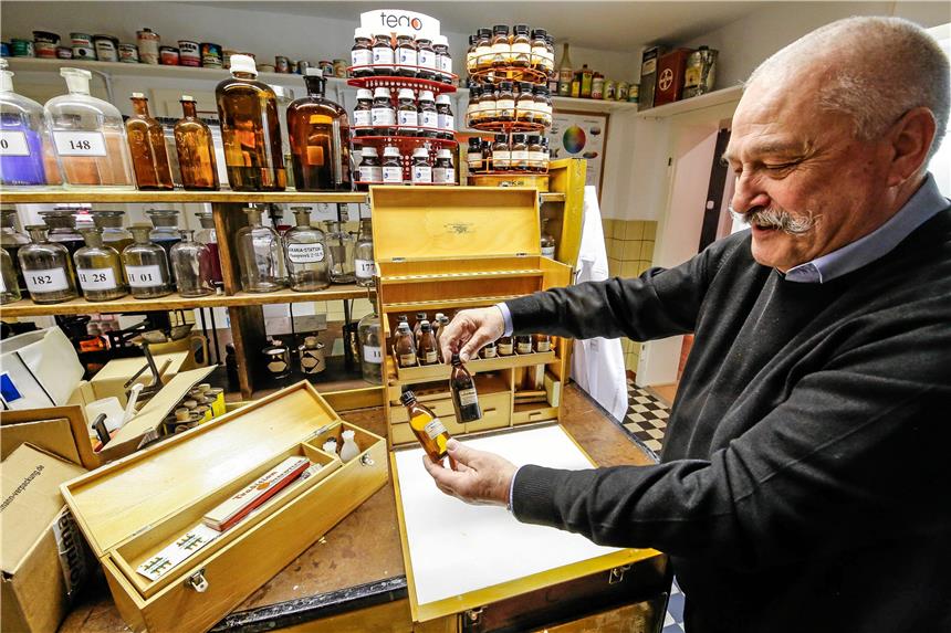 Der etwas andere Weg von der Idee zum Museum Volker Bach zeigt seine Lack-Produkte.