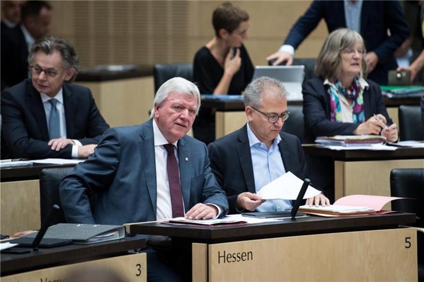Bundesrat lässt Erhöhung der Parteienfinanzierung passieren Volker Bouffier (CDU), Ministerpräsident von Hessen, und Tarek Al-Wazir (Grüne), Wirtschaftsminister von Hessen, bei der Plenarsitzung im Bundesrat. Foto: Bernd von Jutrczenka