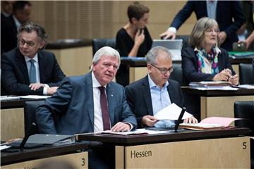 Volker Bouffier (CDU), Ministerpräsident von Hessen, und Tarek Al-Wazir (Grüne), Wirtschaftsminister von Hessen, bei der Plenarsitzung im Bundesrat. Foto: Bernd von Jutrczenka