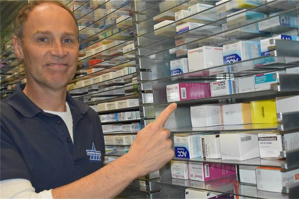 Gefälschte Corona-Impfpässe in Lünen: Polizei und Apotheken sind gewarnt Volker Brüning und die anderen Lüner Apotheker wollen genau auf mögliche Fälschungen achten.