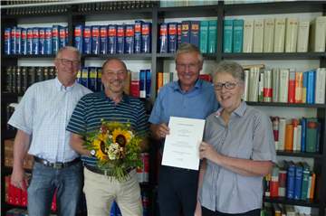 Volker Düllmann, Schiedsmann für Unna-Mitte, Michael Sprigade, neuer Schiedsmann für Unna-Süd, Friedrich Vogt, ehemaliger Schiedsmann für Unna-Süd, und Annette Rodehüser, Direktorin des Amtsgerichtes (von links).
