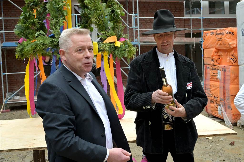 Volker Eilermann und ein Vertreter der Zimmerleute.