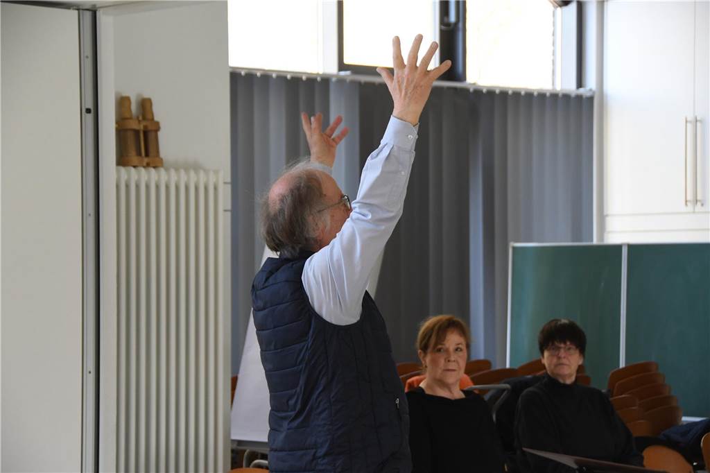 Chor „Parlar Cantando“ probt für Barockoper: Schauspielerisches Talent gefordert Volker Freibott ist der Regisseur.
