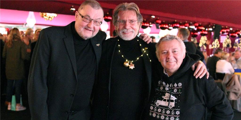 Rudelsingen am Heiligabend im Ugly Pullover: Castrop feiert Frühschoppen Volker Kastrup, Friedel Mowka und Bubi Leuthold im Castroper Adventszelt.