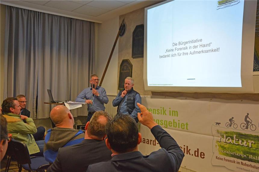 Politiker stehen hinter Initiative gegen Forensik Volker Klose und Thomas Kehrel, die Sprecher der Bürgerinitiative Haard ohne Forensik eröffneten nach ihrem Vortrag die Diskussion im Bürgerhaus.