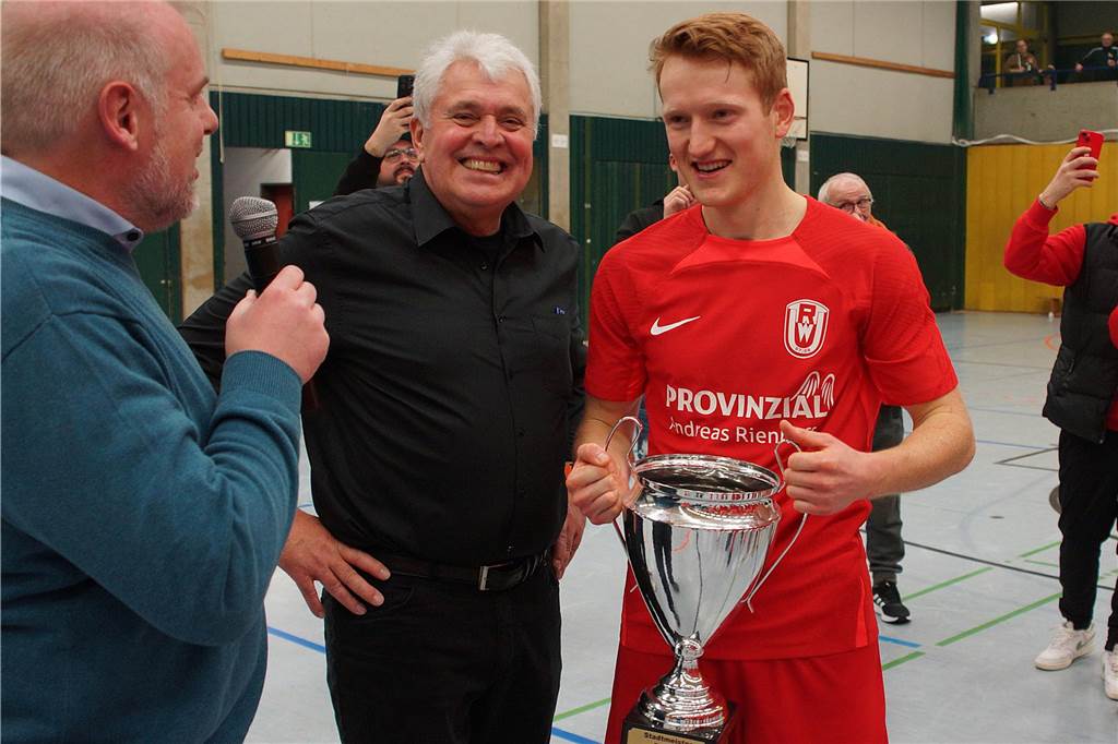 RW Unna springt für BR Billmerich „in die Bresche“ Volker König (M.) mit dem RWU-Kapitän Jonas Appelhoff bei der Pokalübergabe der HSM 2023. Links im Bild: Bürgermeister Dirk Wigant.