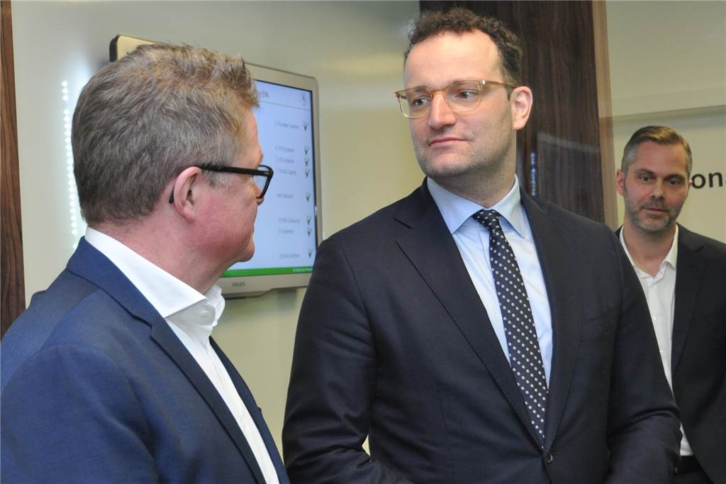 Jens Spahn informiert sich bei Legdener Ärzten über die elektronische Fallakte Volker Schrage und Jens Spahn im Gespräch