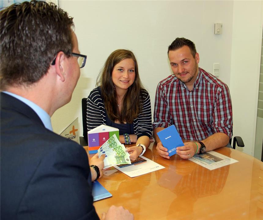 Volksbank schenkt Christina und Christoph ein Sparbuch Volksbank-Kundenberater Klaus Niehüsener überreichte Christina und Christoph ein Sparbuch mit 500 Euro.