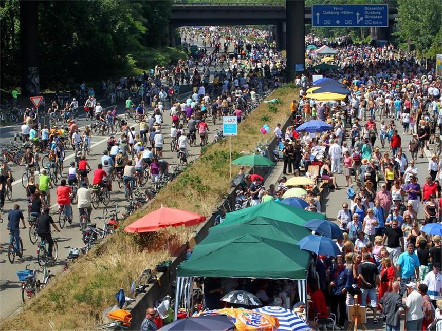 Ruhrgebiet will Autobahn-Volksfest wiederholen Volksfestatmosphäre auf der A40.