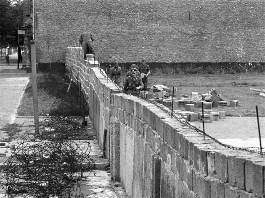 Erinnern und mahnen - Berlin gedenkt der Opfer des Mauerbaus Volkspolizisten und Arbeiter beim Errichten der Mauer am 06.10.1961 im Norden Berlins. Foto: dpa/Archiv