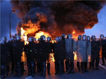 Volkszorn: Französische Polizisten an einer Blockade aus brennenden Autoreifen. Seit Wochen protestieren die Franzosen gegen eine Arbeitsmarktreform. Foto: Thibault Vandermersch