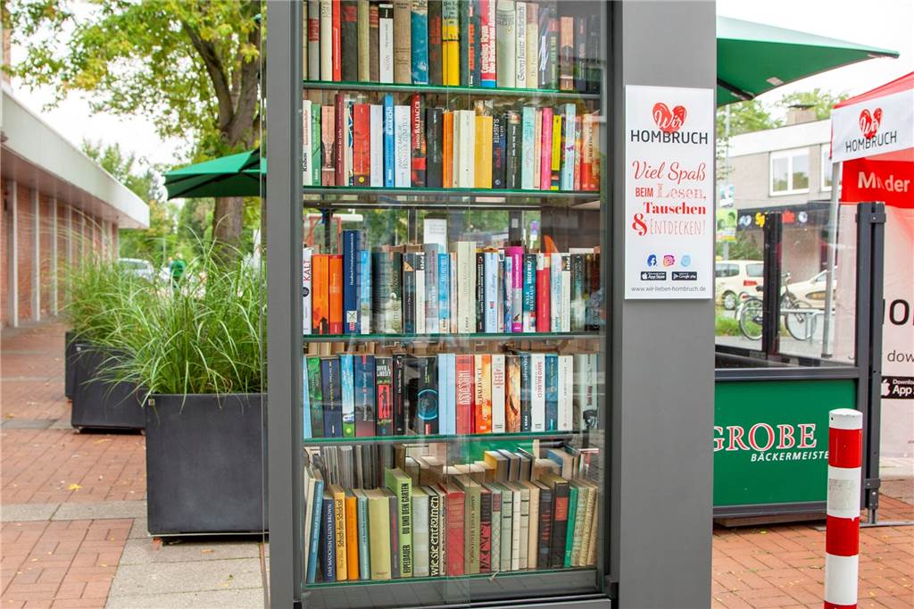 Endlich ist er da: Moderner Bücherschrank an zentraler Bushaltestelle Voll bis oben hin mit Lesestoff: der neue Bücherschrank vor dem Rewe.