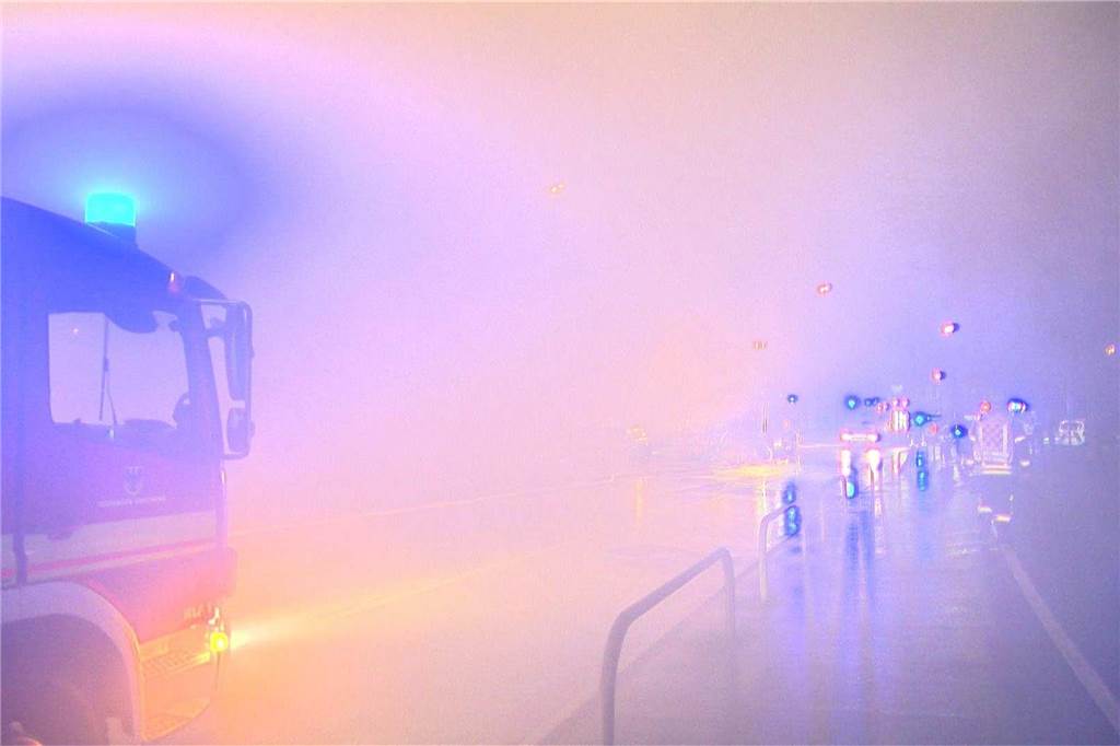 Voll in Flammen stand ein leerstehendes Gebäude in Dortmund-Brünninghausen in der Nacht zu Samstag (3.2.). Es gab eine enorme Rauchentwicklung. Die komplizierten Löscharbeiten dauerten stundenlang.