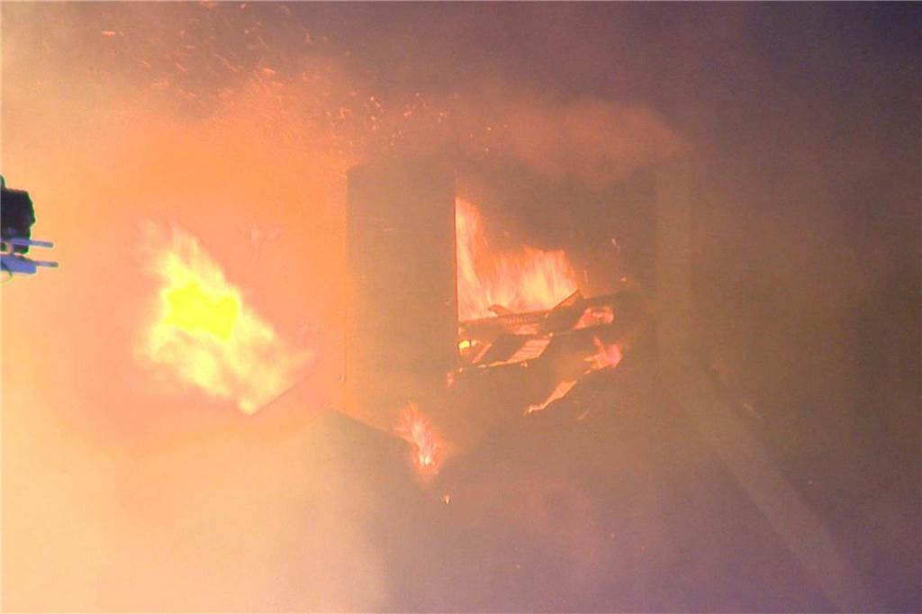 Voll in Flammen stand ein leerstehendes Gebäude in Dortmund-Brünninghausen in der Nacht zu Samstag (3.2.). Es gab eine enorme Rauchentwicklung. Die komplizierten Löscharbeiten dauerten stundenlang.