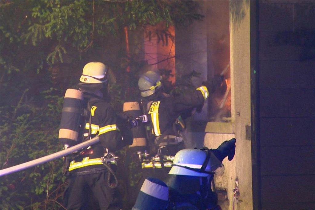 Voll in Flammen stand ein leerstehendes Gebäude in Dortmund-Brünninghausen in der Nacht zu Samstag (3.2.). Es gab eine enorme Rauchentwicklung. Die komplizierten Löscharbeiten dauerten stundenlang.