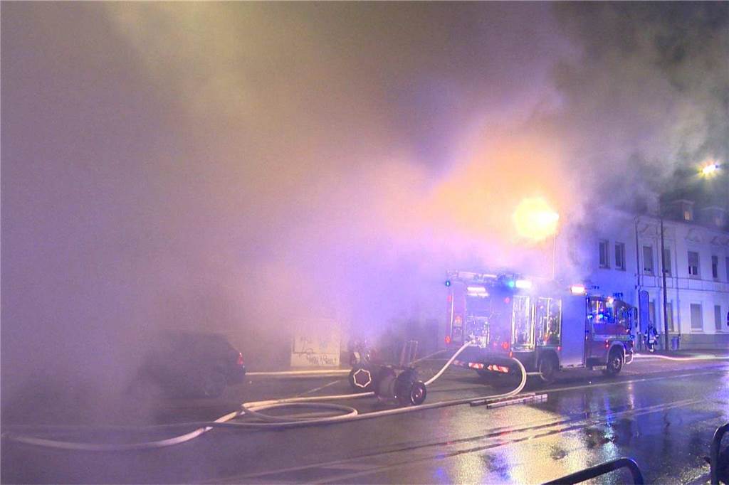 Voll in Flammen stand ein leerstehendes Gebäude in Dortmund-Brünninghausen in der Nacht zu Samstag (3.2.). Es gab eine enorme Rauchentwicklung. Die komplizierten Löscharbeiten dauerten stundenlang.
