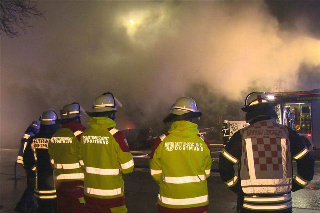 Voll in Flammen stand ein leerstehendes Gebäude in Dortmund-Brünninghausen in der Nacht zu Samstag (3.2.). Es gab eine enorme Rauchentwicklung. Die komplizierten Löscharbeiten dauerten stundenlang.