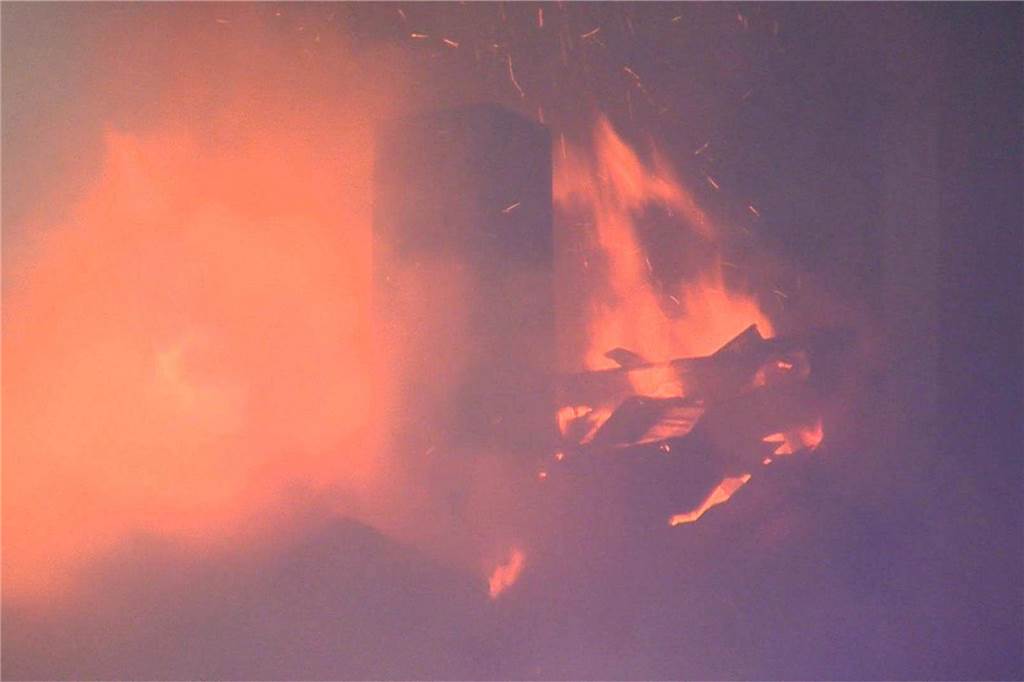 Voll in Flammen stand ein leerstehendes Gebäude in Dortmund-Brünninghausen in der Nacht zu Samstag (3.2.). Es gab eine enorme Rauchentwicklung. Die komplizierten Löscharbeiten dauerten stundenlang.