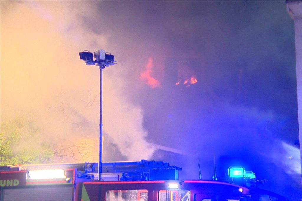 Voll in Flammen stand ein leerstehendes Gebäude in Dortmund-Brünninghausen in der Nacht zu Samstag (3.2.). Es gab eine enorme Rauchentwicklung. Die komplizierten Löscharbeiten dauerten stundenlang.