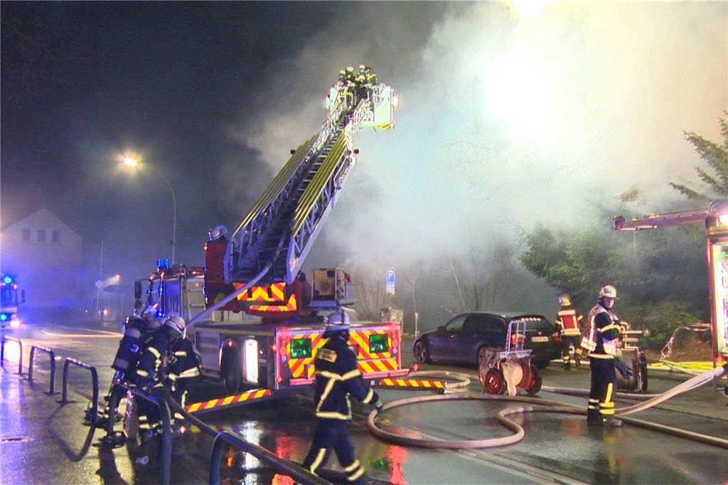 Voll in Flammen stand ein leerstehendes Gebäude in Dortmund-Brünninghausen in der Nacht zu Samstag (3.2.). Es gab eine enorme Rauchentwicklung. Die komplizierten Löscharbeiten dauerten stundenlang.