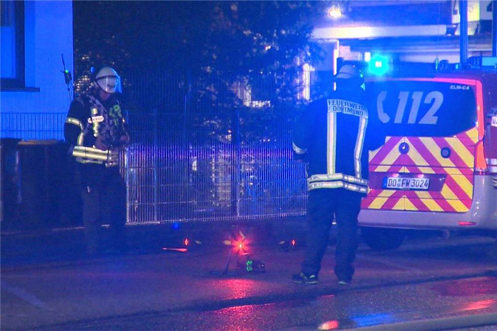 Voll in Flammen stand ein leerstehendes Gebäude in Dortmund-Brünninghausen in der Nacht zu Samstag (3.2.). Es gab eine enorme Rauchentwicklung. Die komplizierten Löscharbeiten dauerten stundenlang.