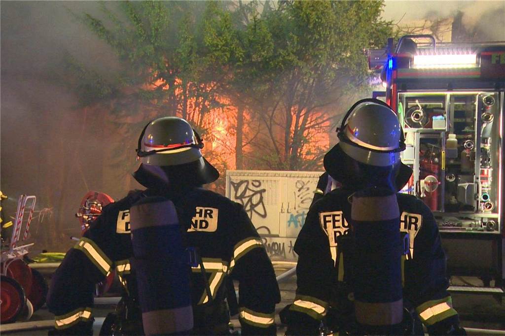 Voll in Flammen stand ein leerstehendes Gebäude in Dortmund-Brünninghausen in der Nacht zu Samstag (3.2.). Es gab eine enorme Rauchentwicklung. Die komplizierten Löscharbeiten dauerten stundenlang.