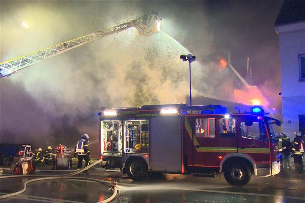 Voll in Flammen stand ein leerstehendes Gebäude in Dortmund-Brünninghausen in der Nacht zu Samstag (3.2.). Es gab eine enorme Rauchentwicklung. Die komplizierten Löscharbeiten dauerten stundenlang.