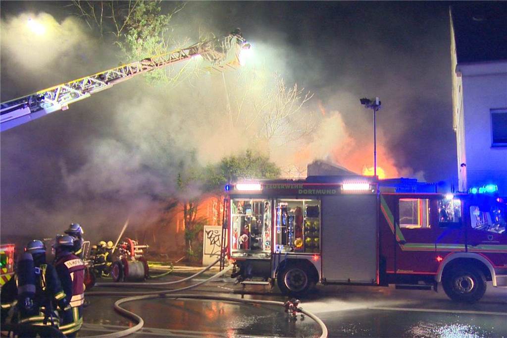 Voll in Flammen stand ein leerstehendes Gebäude in Dortmund-Brünninghausen in der Nacht zu Samstag (3.2.). Es gab eine enorme Rauchentwicklung. Die komplizierten Löscharbeiten dauerten stundenlang.
