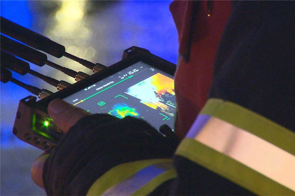 Voll in Flammen stand ein leerstehendes Gebäude in Dortmund-Brünninghausen in der Nacht zu Samstag (3.2.). Es gab eine enorme Rauchentwicklung. Die komplizierten Löscharbeiten dauerten stundenlang.