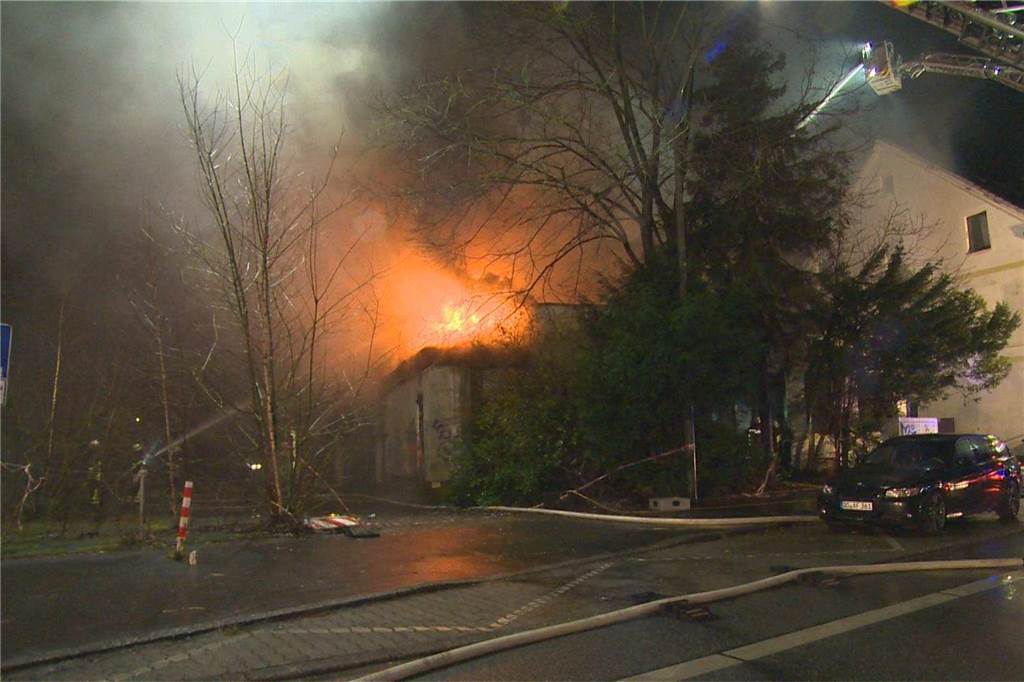 Voll in Flammen stand ein leerstehendes Gebäude in Dortmund-Brünninghausen in der Nacht zu Samstag (3.2.). Es gab eine enorme Rauchentwicklung. Die komplizierten Löscharbeiten dauerten stundenlang.