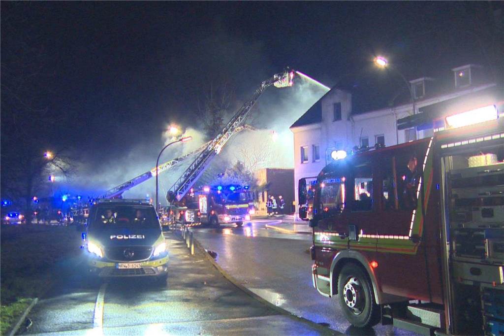 Voll in Flammen stand ein leerstehendes Gebäude in Dortmund-Brünninghausen in der Nacht zu Samstag (3.2.). Es gab eine enorme Rauchentwicklung. Die komplizierten Löscharbeiten dauerten stundenlang.