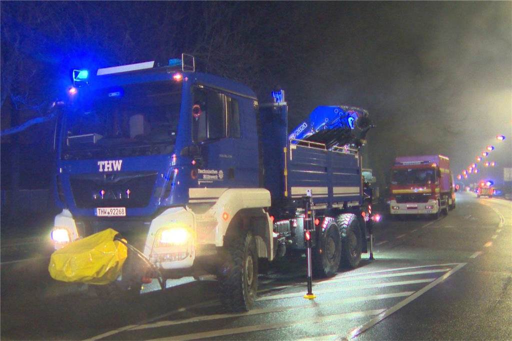 Voll in Flammen stand ein leerstehendes Gebäude in Dortmund-Brünninghausen in der Nacht zu Samstag (3.2.). Es gab eine enorme Rauchentwicklung. Die komplizierten Löscharbeiten dauerten stundenlang.