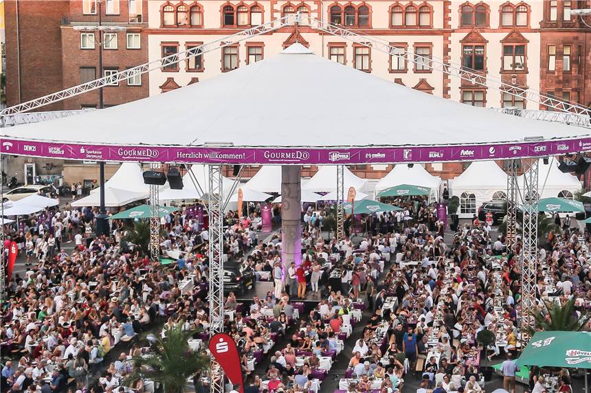 Weltrekord-Versuch mit größtem Candlelight-Dinner der Welt Voll, voller, Gourmedo: Beim anvisierten Weltrekord Donnerstagabend waren weit mehr als 2500 Besucher auf dem Friedensplatz.