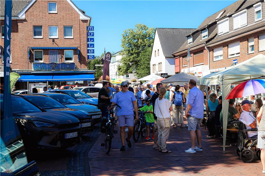 Organisator schwärmt vom Dorffest: „War der beste Samstag, den wir je hatten!“ Voll war es auf der Hauptstraße in Kirchhellen.