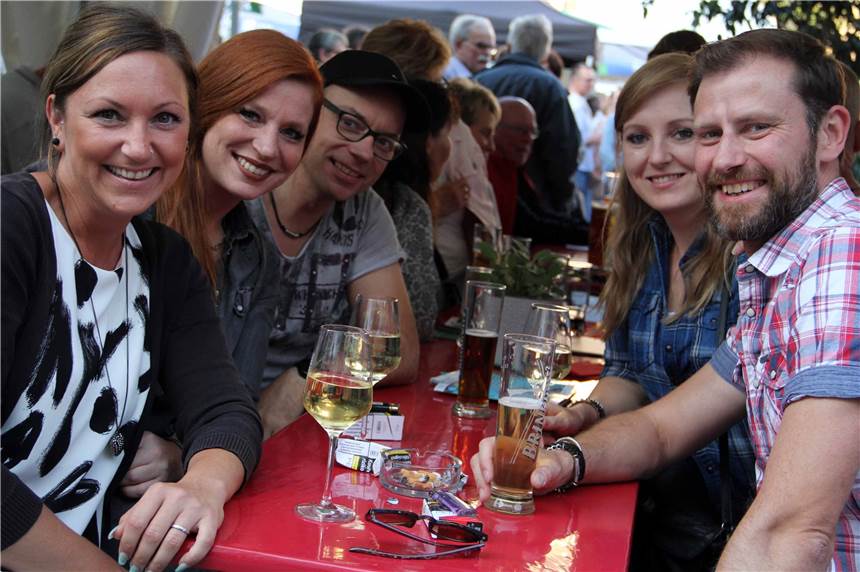 Voll war es bei Castrop kocht über auch am Freitagabend auf dem Altstadt-Markt. An den Tischen waren gegen 20 Uhr kaum noch Plätze frei.