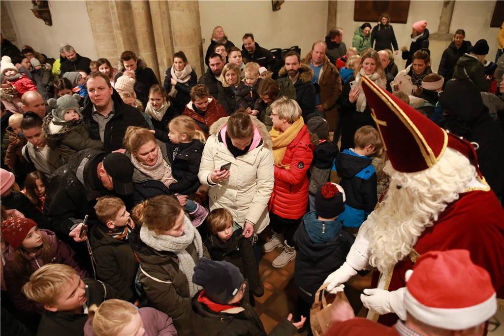 Voll war es in der Kirche in Asbeck, wo der Umzug endete und der Nikolaus Tüten verteilte.