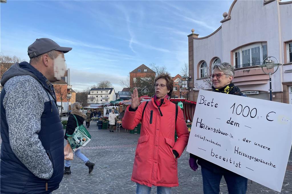 Ina und Monika Volland sprachen am Samstag (16.12.) mit Marktbesuchern in Lütgendortmund über ihr Heizungsproblem 