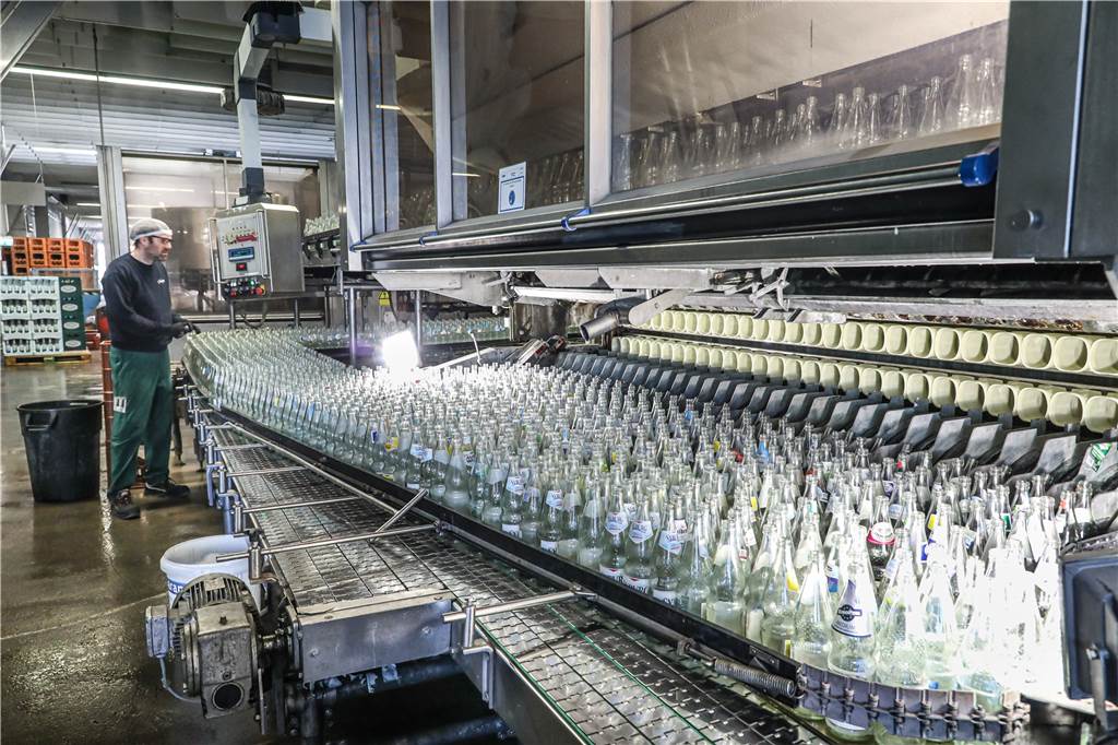 Wo genau liegt eigentlich die Ardey Quelle? Mineralwasser aus Dortmund erlebt Boom im Jubiläumsjahr Vollautomatisch läuft die Reinigung der Mehrwegflaschen.