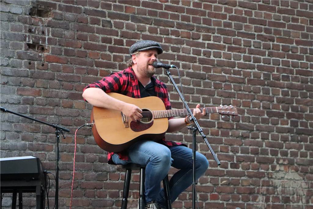 Sandkasten wird zum Schauplatz für ein tolles Open-Air-Konzert Vollblutmusiker Sebel rundete das Musikprogramm mit seinem Solo ab.