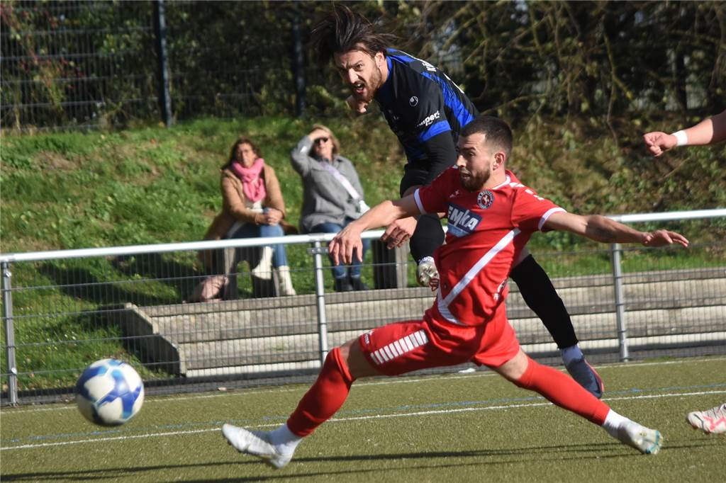 Krankenhaus, Elfmeter-Pech und Eigentor: Königsborns Pleitenserie hält trotz Trikot-Premiere Vollblutstürmer Tarik Kurt zieht ab.